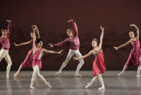 Tiler Peck, Daniel Ulricht (ctro.) y Joaquin de Luz, del NYCB, en “Las Cuatro Estaciones”, de Jerome Robbins. Foto: Paul Kolnik. Gentileza NYCB.