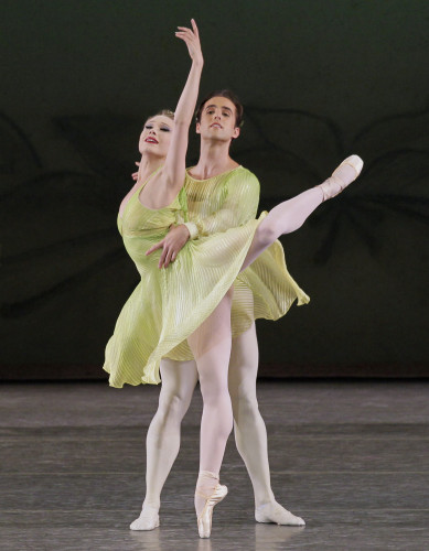 Sara Mearns y Jared Angle en la primavera, de "Las cuatro estaciones" de Robbins. Foto: Paul Kolnik. Gentileza NYCB.