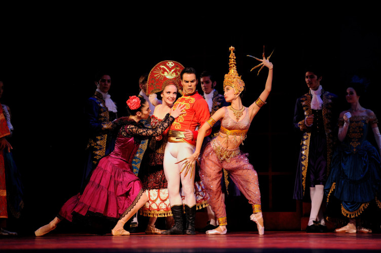 Joan Boada es el príncipe en la versión de "la Cenicienta", de Christopher Wheeldon que presentó en Nueva York el San Francisco Ballet. Foto: Erik Tomasson. Gentileza SFB.