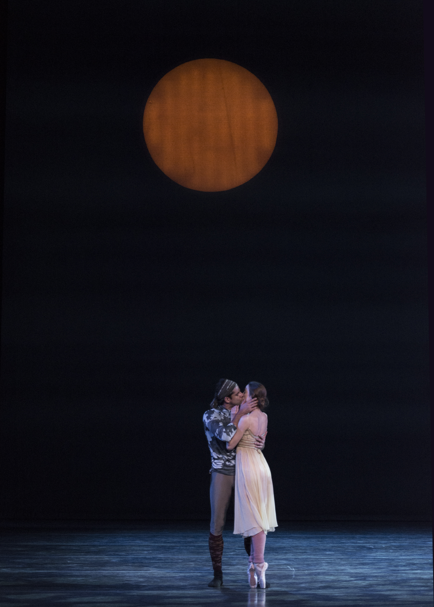 En San José, California, Marcelo Gomes y Julie Kent del ABT en la escena del balcón de "Romeo y Julieta". Foto: Alejando Gómez. Gentileza SJB.