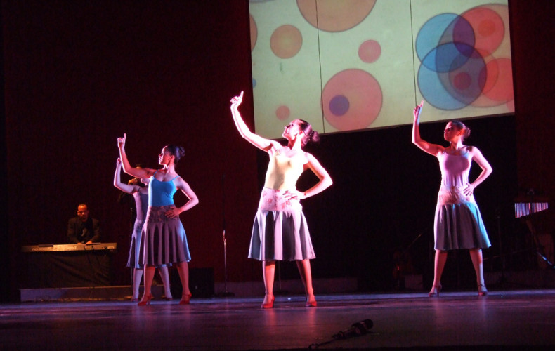 Trajes y música contemporánea para el espectáculo de Compañía Flamenca ECOS en el Teatro Mella. Foto gentileza Compañía Flamenca ECOS.