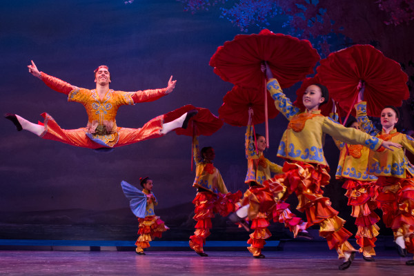 Cerca de cine niños de las escuelas del Washington Ballet participan en "Cascanueces". Foto: Paul Zambrana. Gentileza WB.