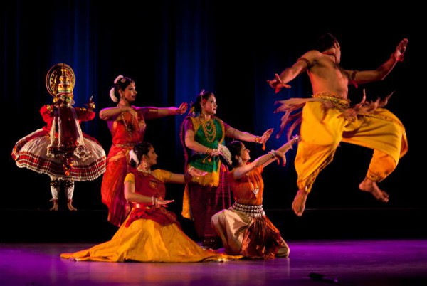 La Sangeet Natak Akademi abrió el festival con el espectáculo "Nriyarupa". Foto gentileza Festival de la cultura de la India. 