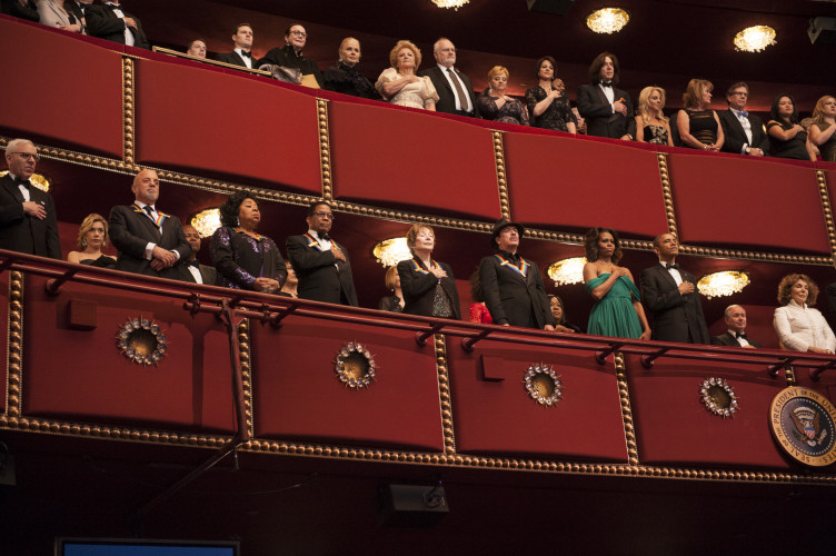 El domingo 8 en el Kennedy Center, El presidente Barack Obama, Michel Obama, Carlos Santana, Shirley MacLaine,Herbie Hanckoc, Martina Arroyo y Billy Joe. Foto: Margot Schulman.Gentileza JFKC.