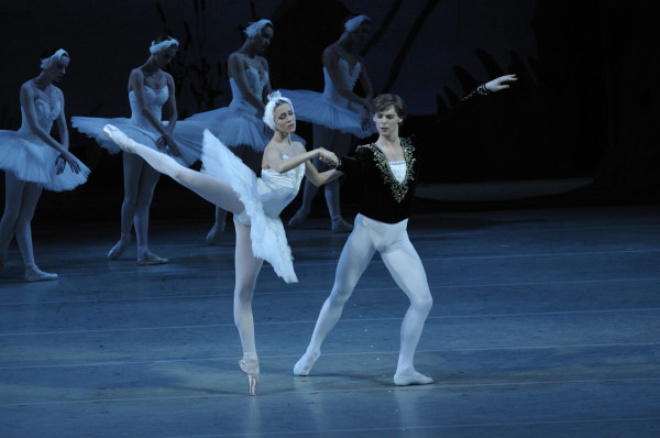 Alina Somova y Vladimir Shklyarov, bailarines principales del Mariinsky Ballet en "El lago de los cisnes". Foto:  Valentin Baranovsky. Getileza JFKC. 