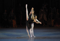 Alina Somova en el rol  de Odette-Odile, y Vladimir Shklyarov como Sigfrido, en la producción del Mariinsky Ballet. Foto: Valentin Baranovsky. Gentileza: JFKC.