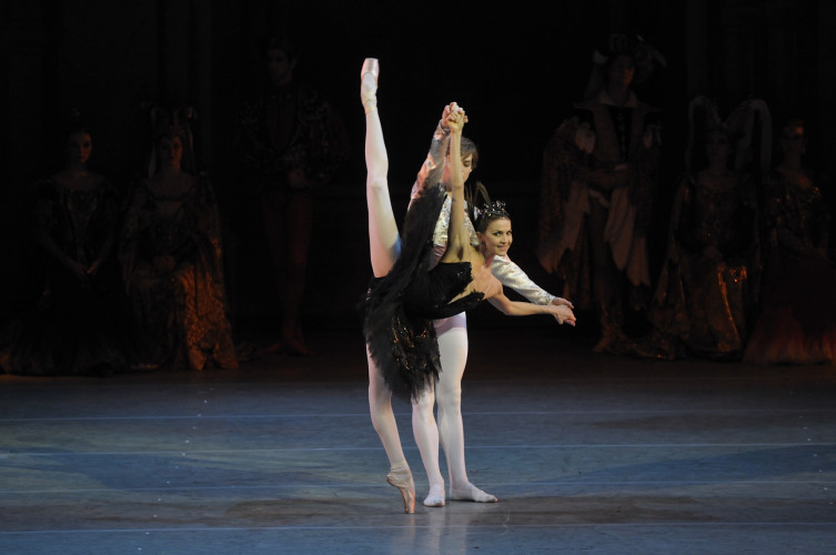 Alina Somova en el rol  de Odette-Odile, y Vladimir Shklyarov como Sigfrido, en la producción del Mariinsky Ballet. Foto: Valentin Baranovsky. Gentileza: JFKC.