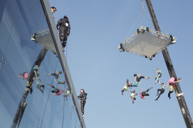 Élevé Danza, compañía de danza aérea, se presenta en Chile. Foto gentileza Santiago a Mil.