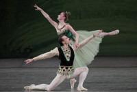 En la temporada del NYCB ocupan un lugar preferencial las obras de George Balanchine ("Esmeraldas", foto) y de Jerome Robbins. Foto: Paul Kolnik. Gentileza NYCB.