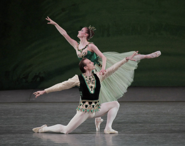 En la temporada del NYCB ocupan un lugar preferencial las obras de George Balanchine ("Esmeraldas", foto) y de Jerome Robbins. Foto: Paul Kolnik. Gentileza NYCB.