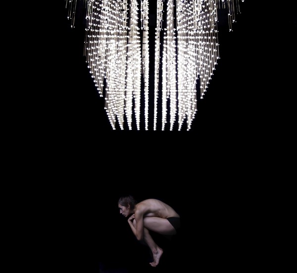 Catarina Carvalho, de Random Dance, en "FAR", obra de Wayne McGregor presentada en San Francisco, California. Foto: Ravi Deepres. Gentileza YBCA.