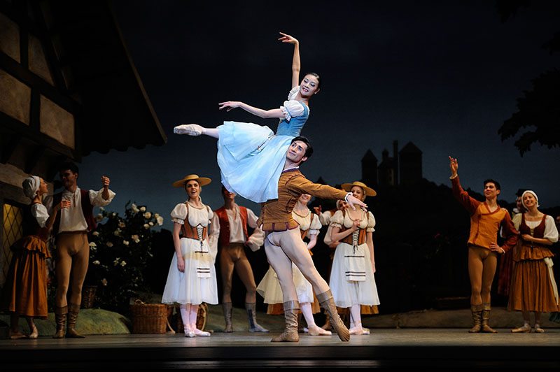 "Giselle", la historia de la campesina engañada que se convierte en Wilis. Foto: Erik Tomasson. Gentileza SFB.