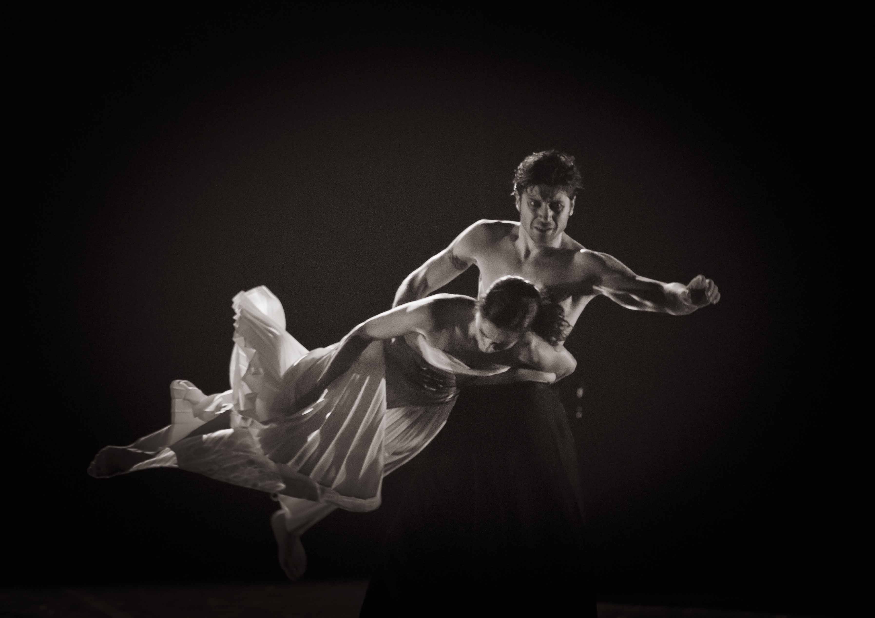 Los Primeros Bailarines de la CNB Carlos Pinillos y Filipa Castro encarnando a los protagonistas de "Orfeu e Eurídice", en el Teatro Camões  de Lisboa. Foto: Rodrigo de Souza. Gentileza de la Companhia Nacional de Bailado.