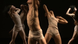 En "Posible Imposible", la dramaturgia elegida por Isabel Bustos se concentra en una serie de juegos corporales. Foto gentileza Danza Teatro Retazos. 