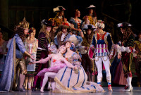 Desde mediados de marzo se proyectará "La bella Durmiente", en cines de todo el mundo, con Sarah Lamb, despierta gracias al apuesto príncipe Désiré, a quien da vida Steven McRae, bailarín principal del Royal Ballet, en el emblemático escenario de Covent Garden.