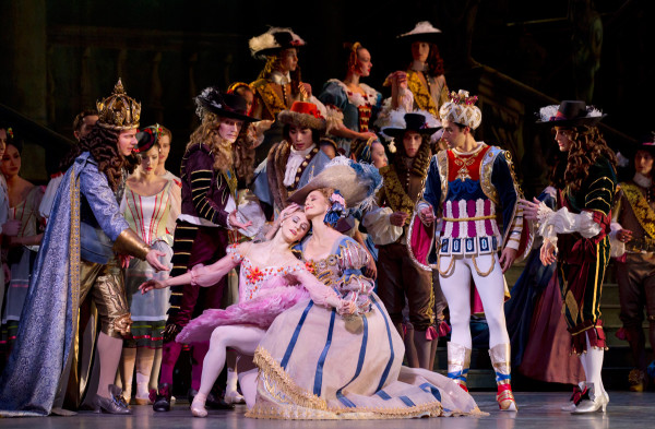 Desde mediados de marzo se proyectará "La bella Durmiente", en cines de todo el mundo, con Sarah Lamb, despierta gracias al apuesto príncipe Désiré, a quien da vida Steven McRae, bailarín principal del Royal Ballet, en el emblemático escenario de Covent Garden. 