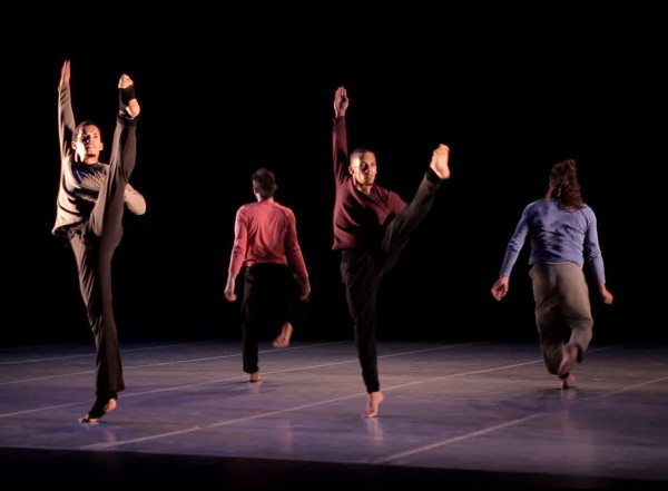 La obra "24 horas y un perro", bailada por cuatro parejas y el propio coreógrafo, Osnel Delgado, se presentó con Malpaso/Proyecto cubano de danza. Foto gentileza Malpaso.