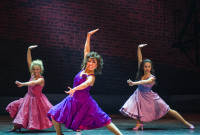 Michelle Alves (Ctro.) es Anita en esta "remake" de "West Side Story". Foto: Amy Boyle. Gentileza NT.