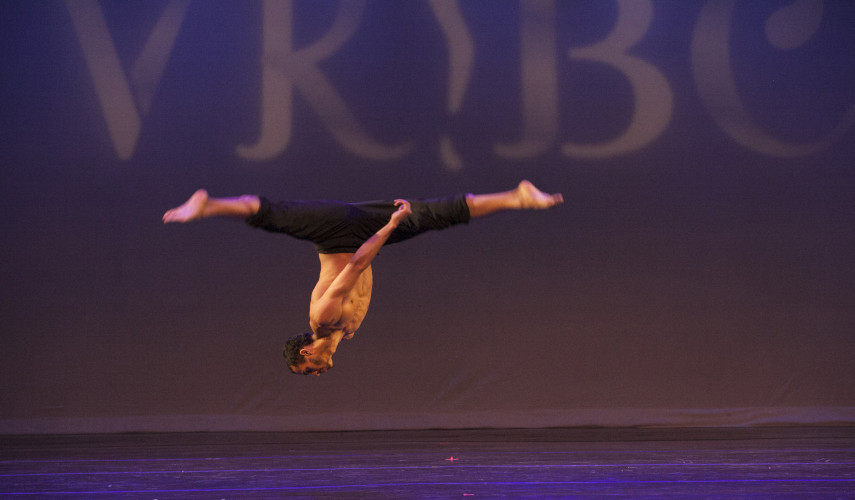 En el Valentina Koslova Contemporary Dance and Choreography Competition 2014  se otrogó un premio para Pas de deux, para Alex Anderson. Foto: Yelena Yeva. Gentileza VKCDCNY.
