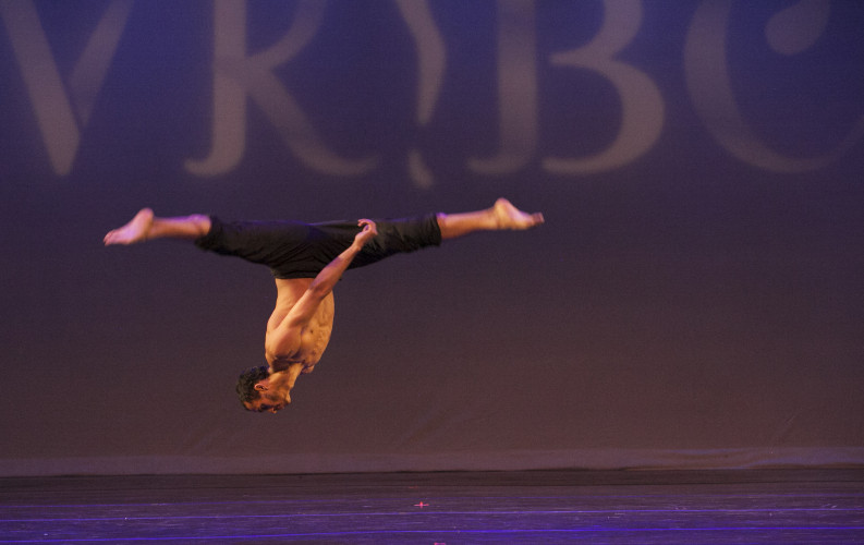 En el Valentina Koslova Contemporary Dance and Choreography Competition 2014 se otrogó un premio para Pas de deux, para Alex Anderson. Foto: Yelena Yeva. Gentileza VKCDCNY.