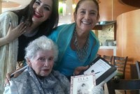 Guadalupe Gálvez Mejorada (ctro.), autora de “Ella. Amelia Bell” (1907-2008), su nieta, la bailarina Mary-Fer (izq.) y Patricia Aulestia. Foto gentileza INBA.