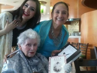 Guadalupe Gálvez Mejorada (ctro.), autora de “Ella. Amelia Bell” (1907-2008), su nieta, la bailarina Mary-Fer (izq.) y Patricia Aulestia. Foto gentileza INBA. 