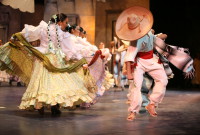 El Ballet Folclórico de la Universidad de Colima, dirigido por Rafael Zamarripa, provocó el entusiasmo en la Plaza Fundadores de Guadalajara. Foto gentileza INBA.