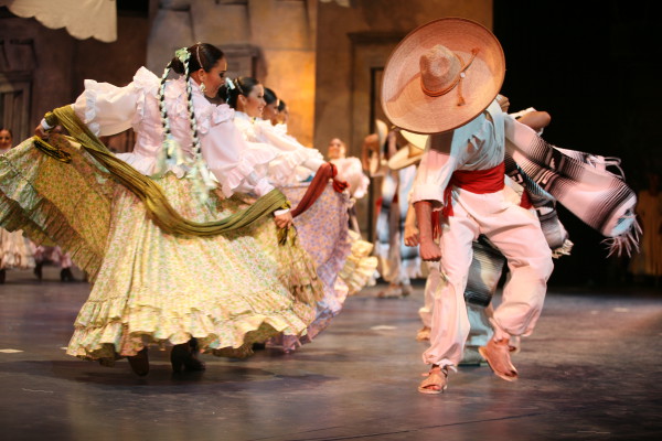 El Ballet Folclórico de la Universidad de Colima, dirigido por Rafael Zamarripa, provocó el entusiasmo en la Plaza Fundadores de Guadalajara. Foto gentileza INBA.