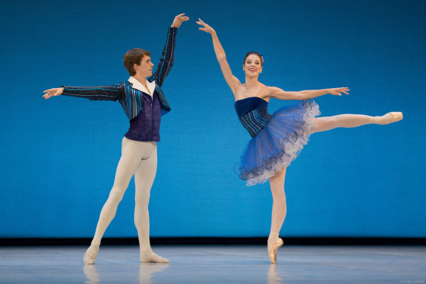 Aitor Arrieta y Aurelia Bellet interpretando el paso a dos "Delibes suite". Fotografía: Jesús Vallinas/ Compañía Nacional de Danza.