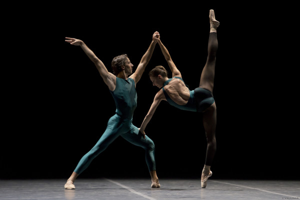 Esteban Berlanga y Aurelia Bellet en "In the middle, somewhat elevated". Fotografía: Jesús Vallinas/ CND.