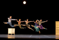 El elenco de la CND en "Casi-Casa" del coreógrafo sueco Mats Ek. Fotografía: Jesús Vallinas/ Compañía Nacional de Danza.