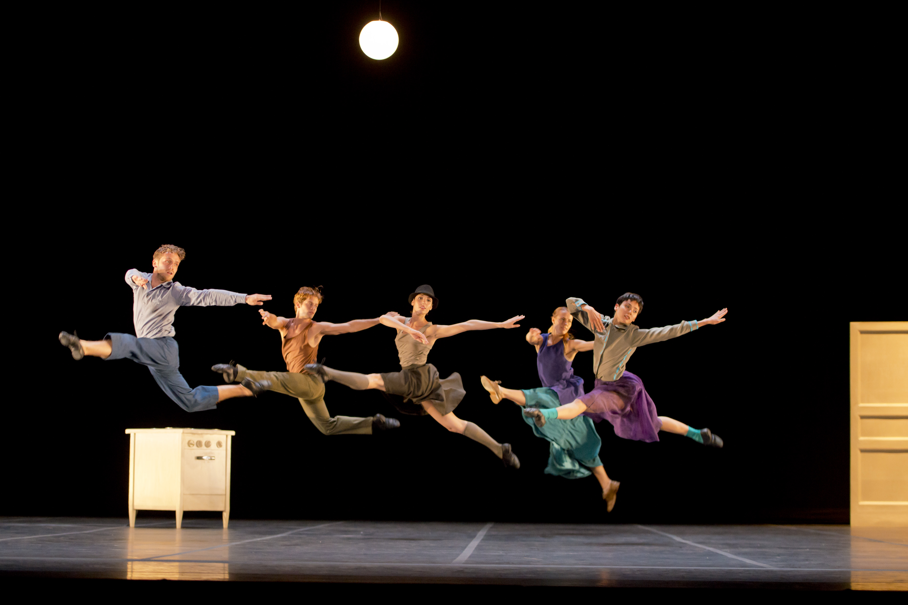El elenco de la CND en "Casi-Casa" del coreógrafo sueco Mats Ek. Fotografía: Jesús Vallinas/ Compañía Nacional de Danza.