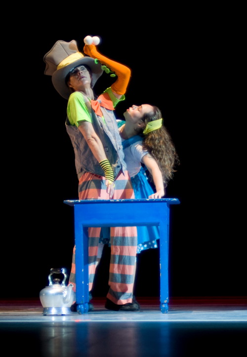 La producción de Bellydance Evollution de "alicia en el país de las maravillas" incluye personajes típicos como El sombrerero. Foto gentileza BE.