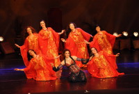 Con la dirección de Jillina Carlano, la compañía presenta "Alicia en el país de las maravillas" con 20 artistas internacionales en escena. Foto gentileza Bellydance Evolution.