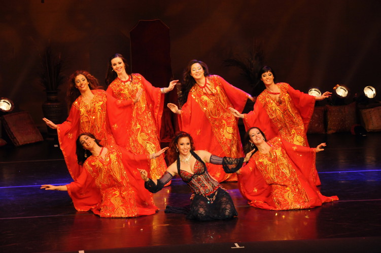 Con la dirección de Jillina Carlano, la compañía presenta "Alicia en el país de las maravillas" con 20 artistas internacionales en escena. Foto gentileza Bellydance Evolution.