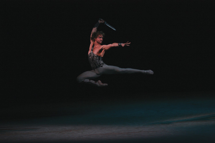 "Espartaco", interpretado por Mikhail Lobukhin, del Ballet Bolshoi, en el Lincoln Center Festival. Foto: Damir Yusupov. Gentileza LCF.