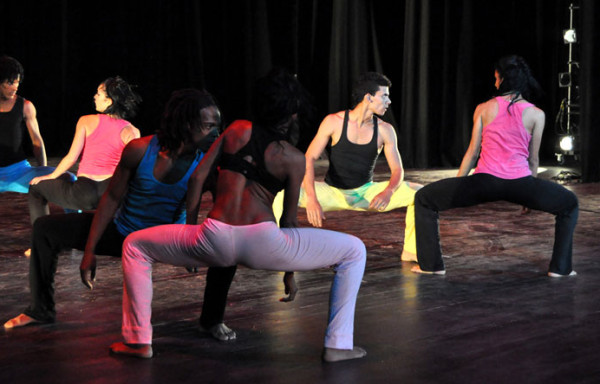 El Teatro Martí recibió a Endedans, compañía de danza contemporánea con residencia en la provincia de Camagüey. . Foto Gabriel Dávalos. Gentileza Endedans.