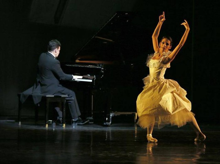 El pianista Isaac Rodríguez y la bailarina del Cuban Classical Ballet de Miami Liset Santander en el XIX Festival Internacional de Ballet de Miami. Foto gentileza IBFM.