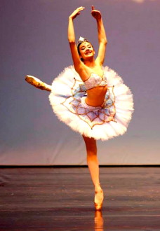 La beca más importante, la Anual 2015 de Valentina Kozlova se entregó a la bailarina Oriana Scheidegger en la Academia de Ballet de Moscú de Posadas, Misiones, Argentina. Foto gentileza VKIBC. 