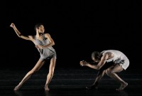 "Minus 16", de Ohad Naharin por el Alvin Ailey American Dance Theater en Fall for Dance. Foto: Paul Kolnik. Gentileza AAADT.