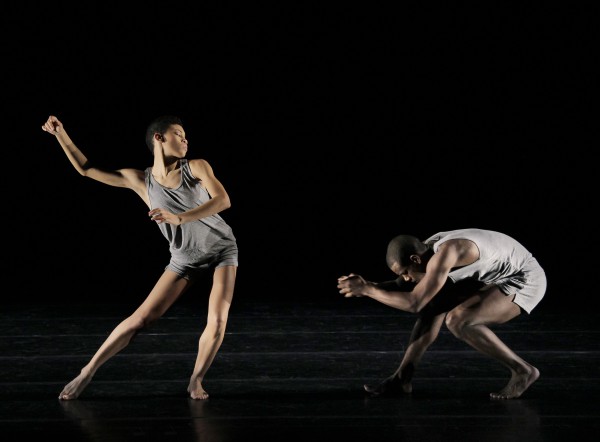 "Minus 16", de Ohad Naharin por el Alvin Ailey American Dance Theater en Fall for Dance. Foto: Paul Kolnik. Gentileza AAADT.