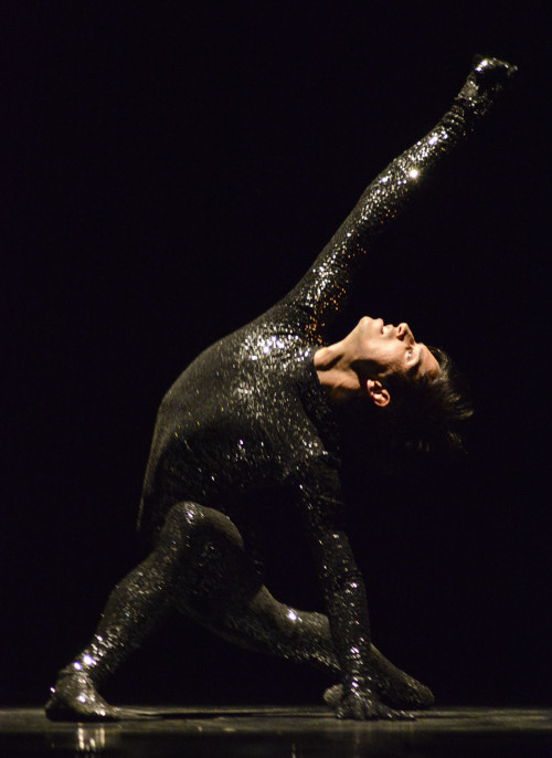 "Sinnerman", del coreógrafo noruego Alan Lucien Oyen, bailado por el argentino Daniel Proietto. Foto: YA. Gentileza YA.