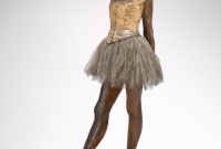 "La Petite Danseuse de Quatorze Ans", cera amarilla, pelo, cinta, blusa de lino, zapatros de raso, tutú de muselina. Base de madera negra, creada por  Edgar Degas, 1878-1881 y exhibida en la National Gallery of Art (Washington). .