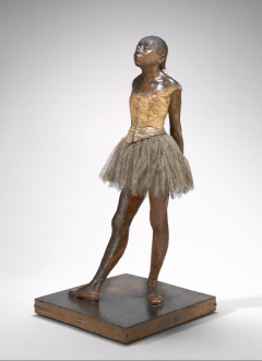 "La Petite Danseuse de Quatorze Ans", cera amarilla, pelo, cinta, blusa de lino, zapatros de raso, tutú de muselina. Base de madera negra, creada por  Edgar Degas, 1878-1881 y exhibida en la National Gallery of Art (Washington). .   