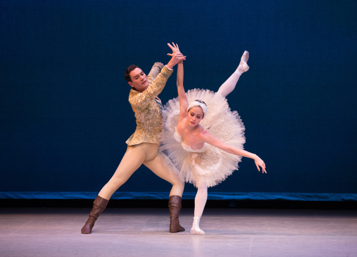 The Suzanne Farrell Ballets, presenta a Natalia Magnicballi y Michael Cook en "Swan Lake" de George Balanchine. Foto: Rosalie O'Connor. Gentileza JFKC.