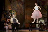 Boyd Gaines como Edgar Degas, y Tiler Peck en el rol de la joven Marie von Goethem, en "Little Dancer", en el Kennedy Center. Foto: Paul Kolnik. Gentileza JFKC.