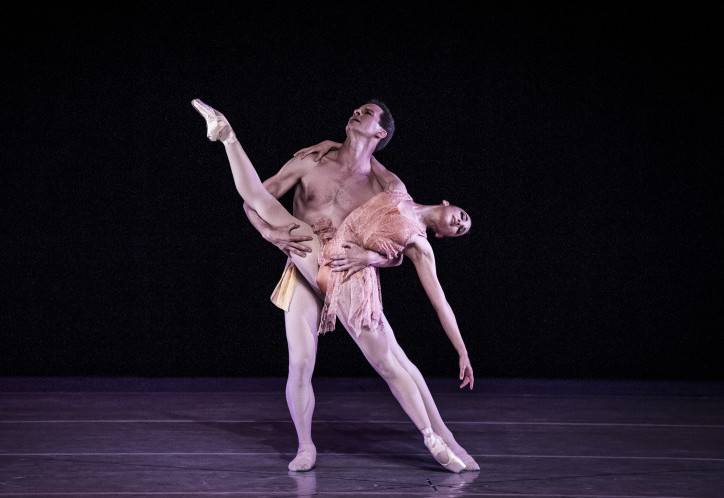 El Taller Coreográfico de la UNAM interpreta “Adagio” con coreografía de Gloria Contreras en homenaje a su creadora en la sala Miguel Covarrubias. Foto gentileza Coordinación de danza UNAM.