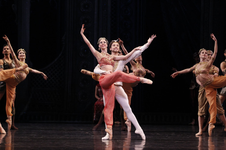 Los artistas del Australian Ballet Lana Jones y Daniel Gaudiello en "La Bayadère". Foto: Jeff Busby/ Australian Ballet.