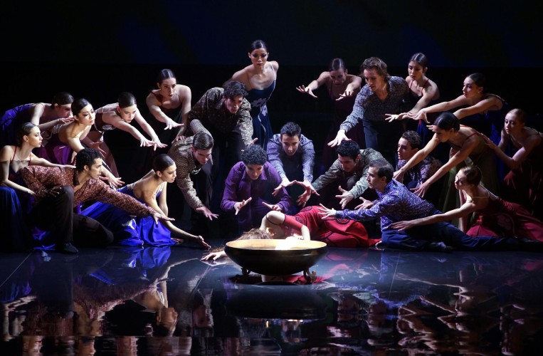 "La danza del ritual del fuego" es uno de los instantes destacados de "El amor brujo", de Victor Ullate. Fotografía: Javier del Real/ Teatro Real de Madrid