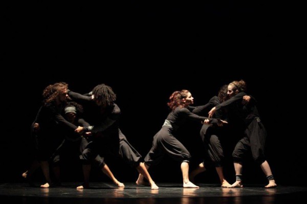 En "Mercurio", el coreógrafo Julio César Iglesias incluye tres parejas mixtas en una obra de variados diseños espaciales. Foto: Nancy Reyes. Gentileza DCC.